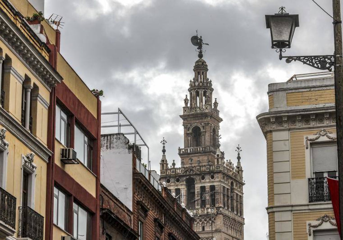 Imagen de archivo de las nubes sobre la Giralda