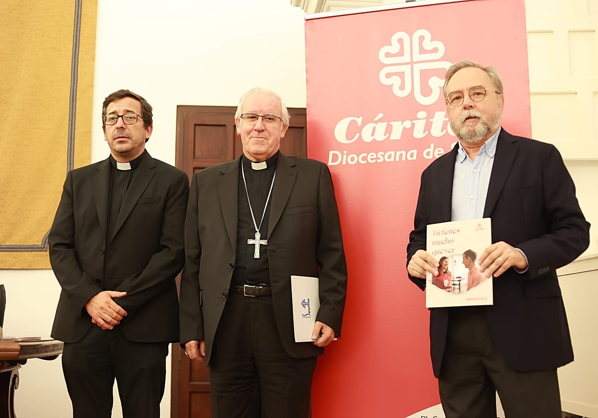 El arzobispo de Sevilla, José Ángel Saiz Meneses, junto al delegado episcopal, Salvador Díanez, y el director de Cáritas, Mariano Pérez de Ayala