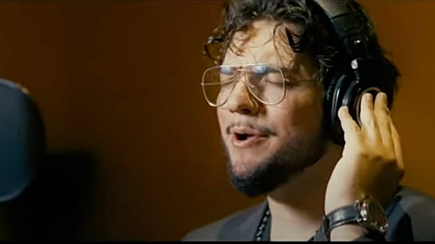 Ezequiel Montoya durante el videoclip