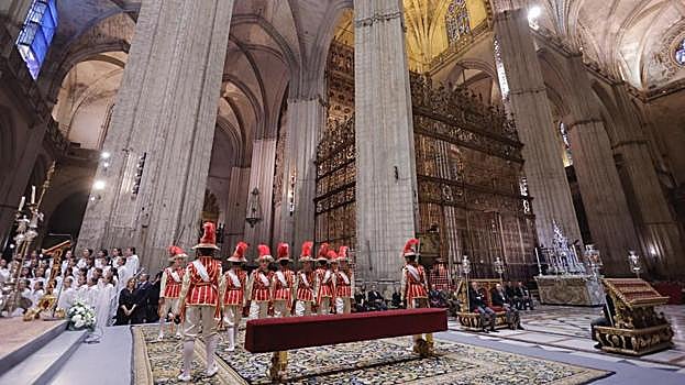 Los seises bailaron ante el Santísimo