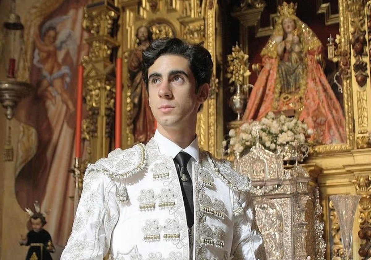 El joven novillero Javier Camúñez ante la Virgen de Valme