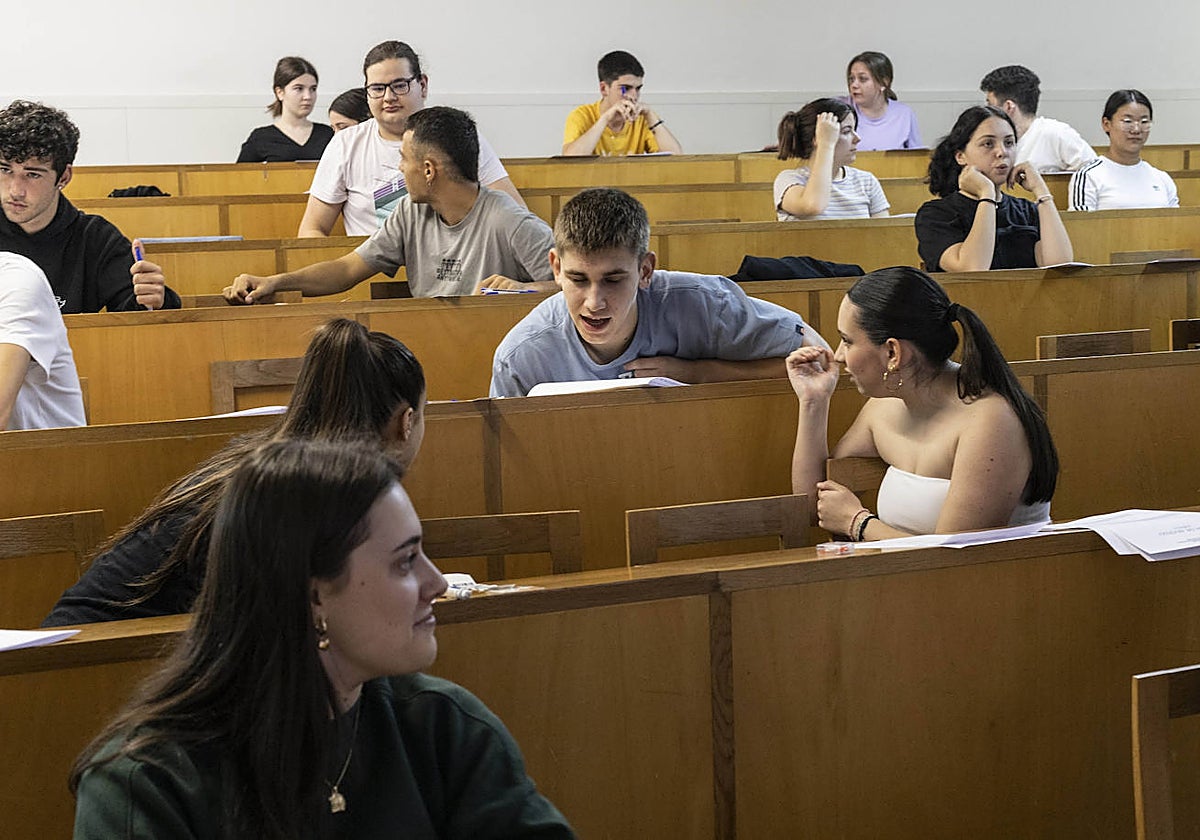 Alumnos dialogan antes de realizar una prueba de selectividad