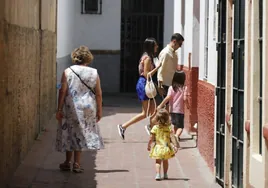 El número de ingresos por Covid en Sevilla se reduce a la mitad y el número de nuevos positivos a un tercio
