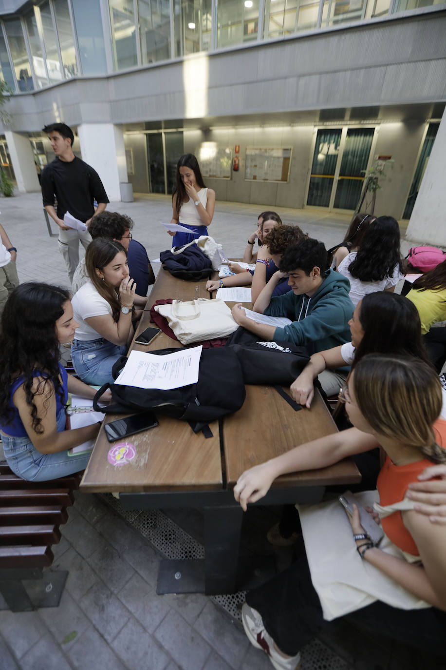 Ambiente previo al comienzo de la Selectividad 2023 en Sevilla