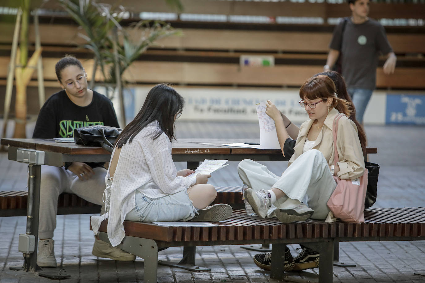 Ambiente previo al comienzo de la Selectividad 2023 en Sevilla