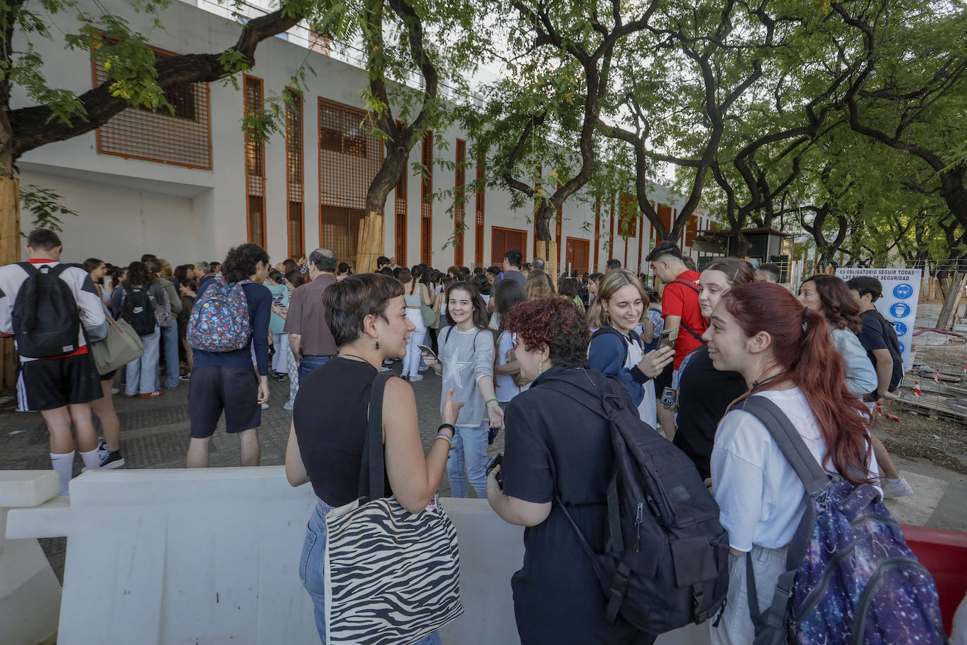 Ambiente previo al comienzo de la Selectividad 2023 en Sevilla