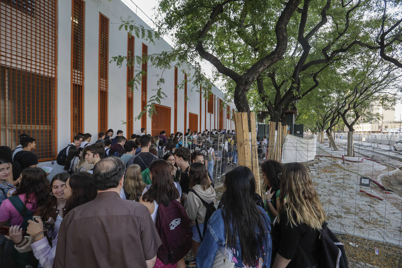 Ambiente previo al comienzo de la Selectividad 2023 en Sevilla