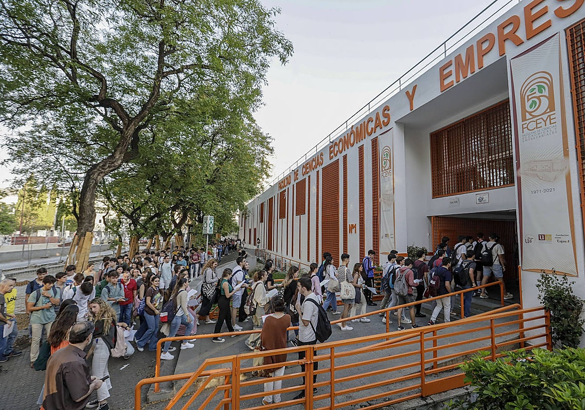 Ambiente previo de los estudiantes que se presentan a la Selectividad 2023 en la Facultad de Empresariales de Sevilla