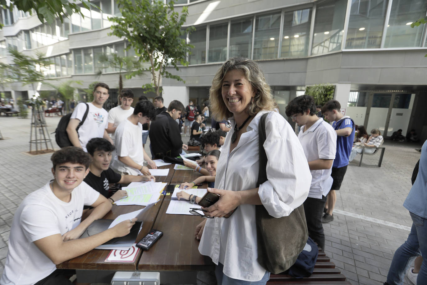 Ambiente previo al comienzo de la Selectividad 2023 en Sevilla