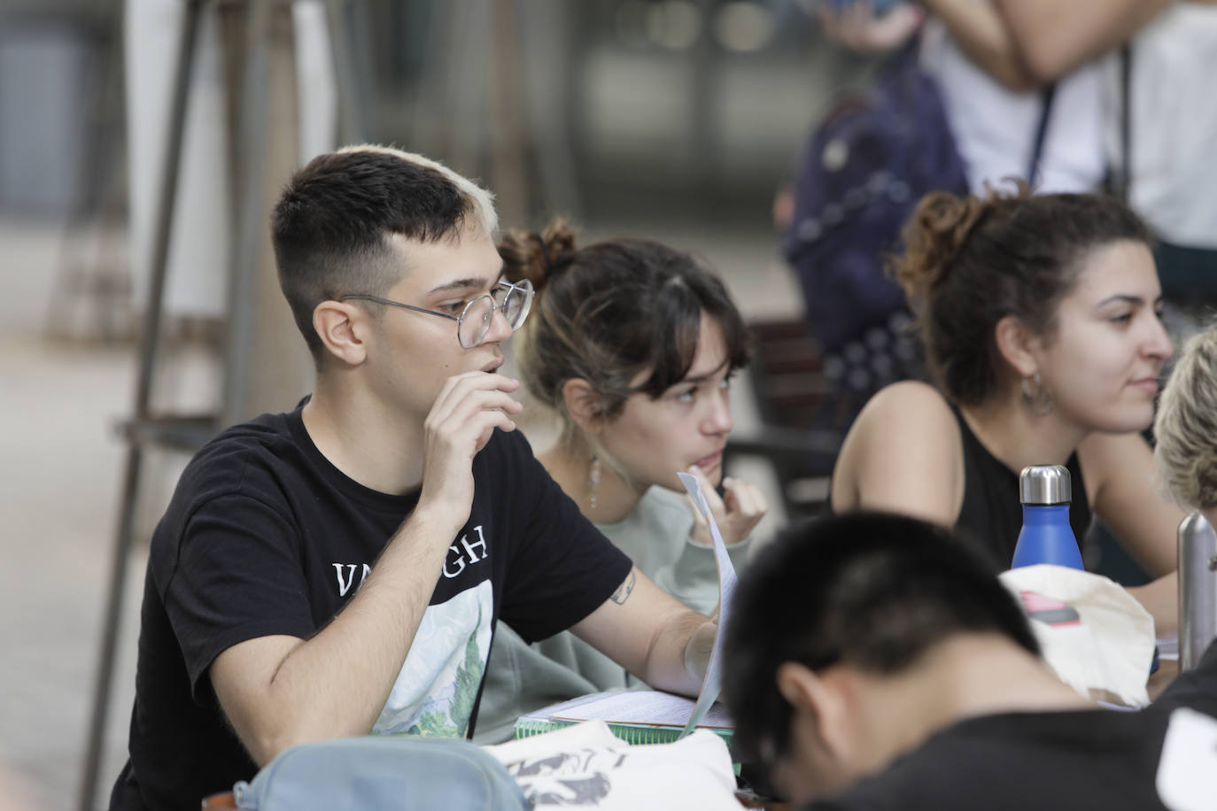 Ambiente previo al comienzo de la Selectividad 2023 en Sevilla