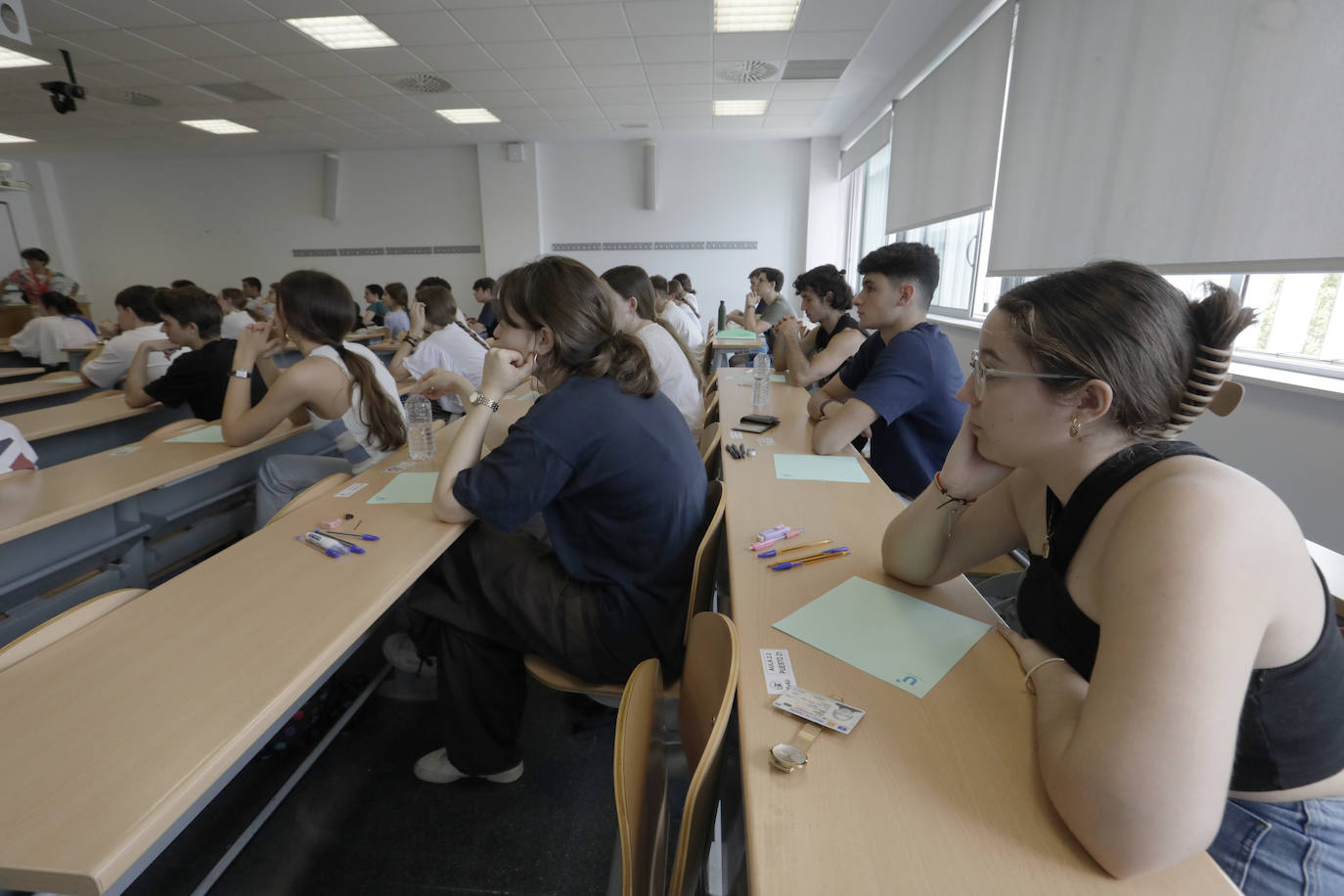 Ambiente previo al comienzo de la Selectividad 2023 en Sevilla