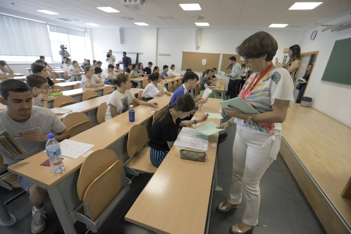 Ambiente previo al comienzo de la Selectividad 2023 en Sevilla