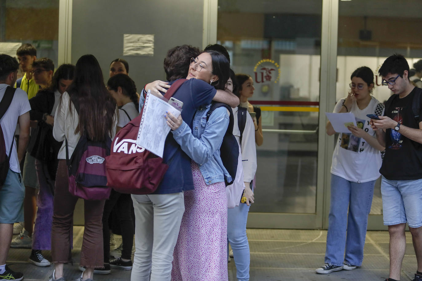 Ambiente previo al comienzo de la Selectividad 2023 en Sevilla