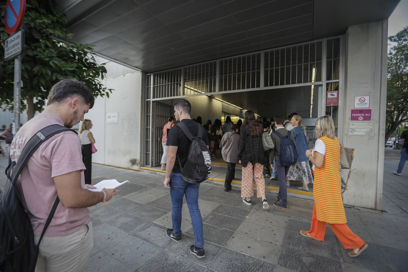 Ambiente previo al comienzo de la Selectividad 2023 en Sevilla