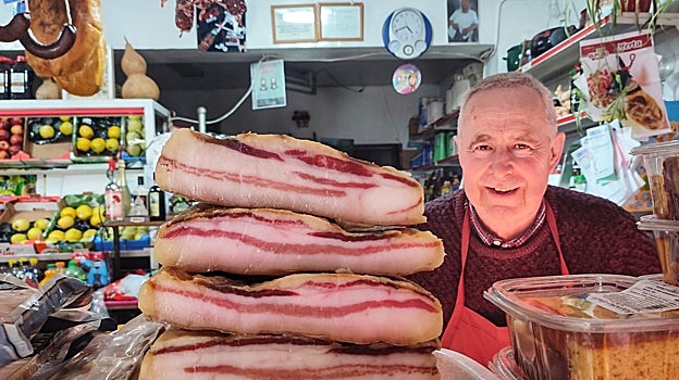 Eduardo Romero vende en su tienda productos artesanos que proceden de productores locales y de proximidad