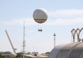 El nuevo globo de Isla Mágica se eleva en el cielo de Sevilla en las primeras pruebas de la atracción