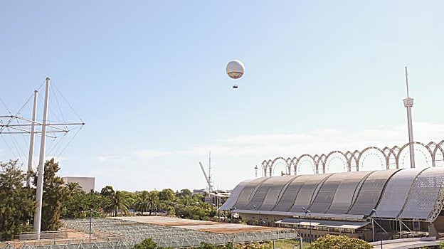 El globo elevándose sobre la isla de la Cartuja