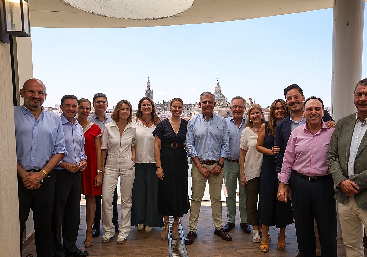 José Luis Sanz en una reunión con su equipo de gobierno
