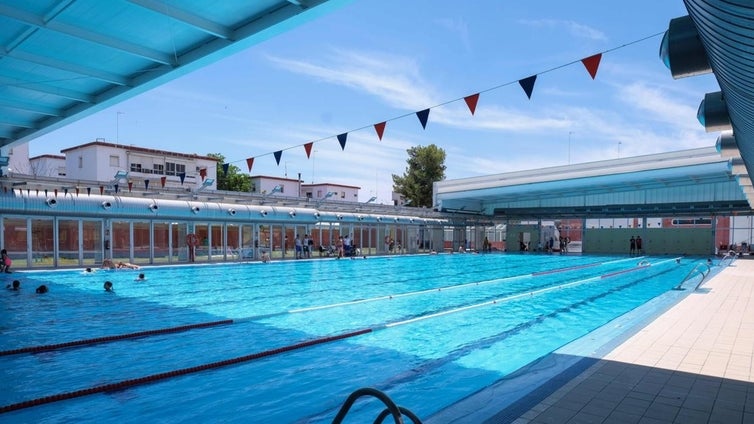 Las mejores piscinas públicas de Sevilla para refrescarse este verano: precios y horarios