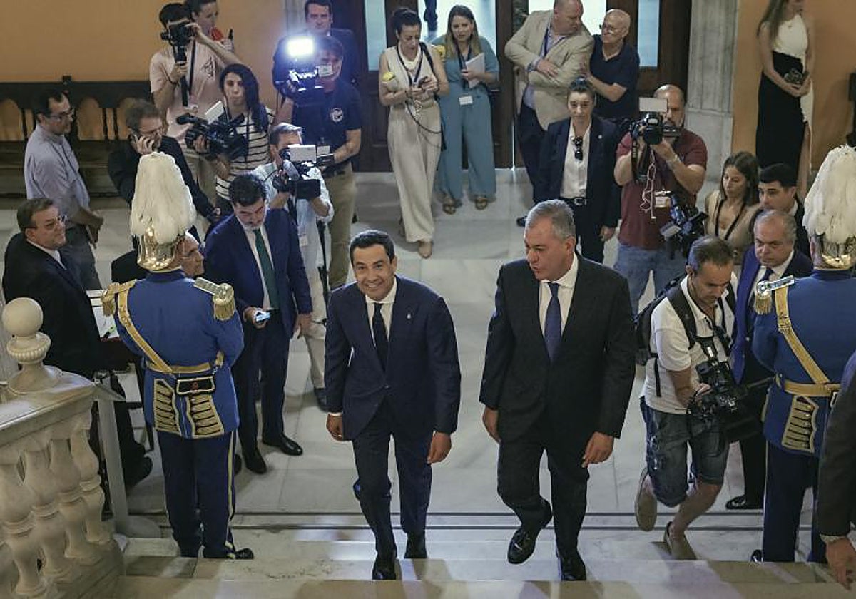 Sanz acompañado de Juanma Moreno accede al Salón Colon para el pleno de investidura