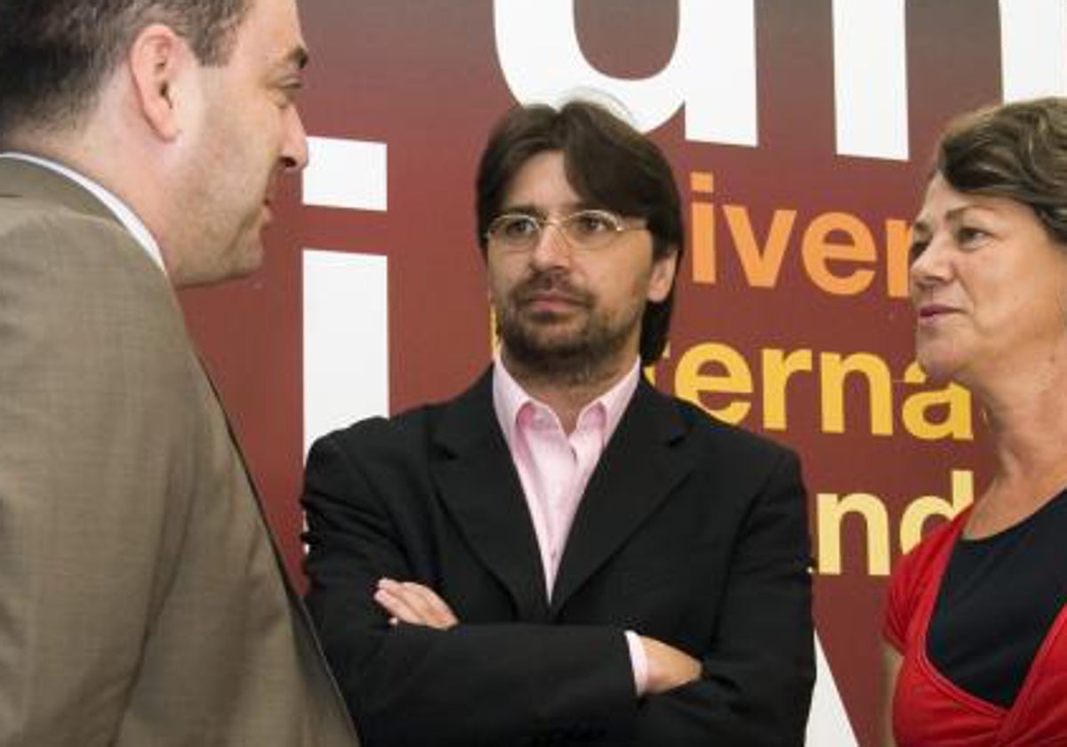 El catedrático de Teoría de la Comunicación de la Universidad de Sevilla, Francisco Sierra, en el centro de la imagen