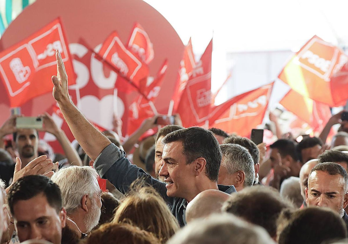 Primer mitin de precampaña  de Pedro Sánchez celebrado en Dos Hermanas