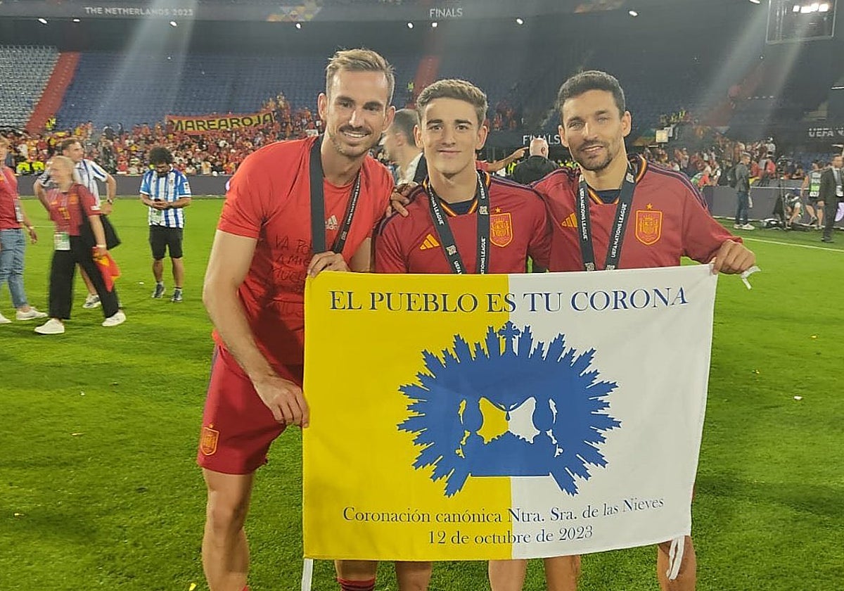 Fabián, Gavi y Jesús Navas con la bandera de la coronación de la Virgen de las Nieves de los Palacios