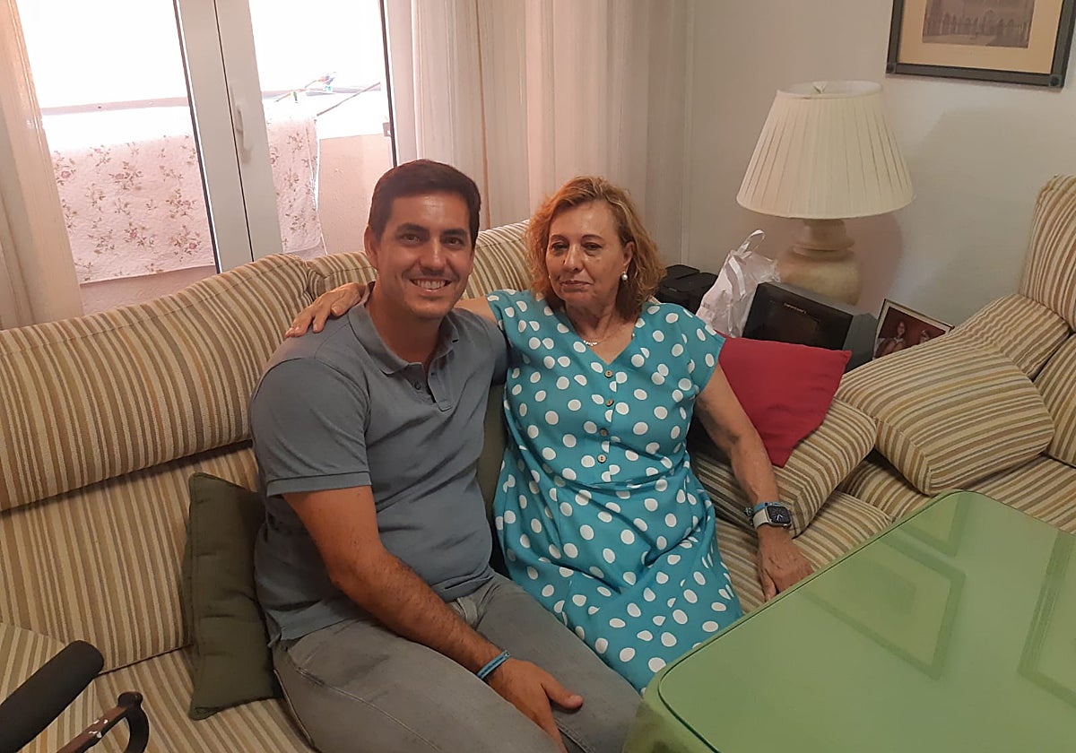 Misericordia con su hijo Ignacio en el salón de la vivienda familiar. Delante de la lámpara el aparato que debe utilizar a diario para extraer mucosidad de los pulmones