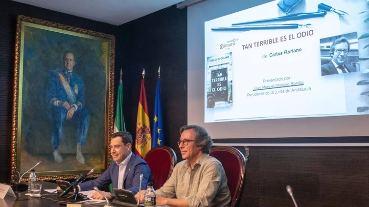 Juanma Moreno presenta en Sevilla la primera novela de Carlos Floriano, una historia de moderación frente al revanchismo