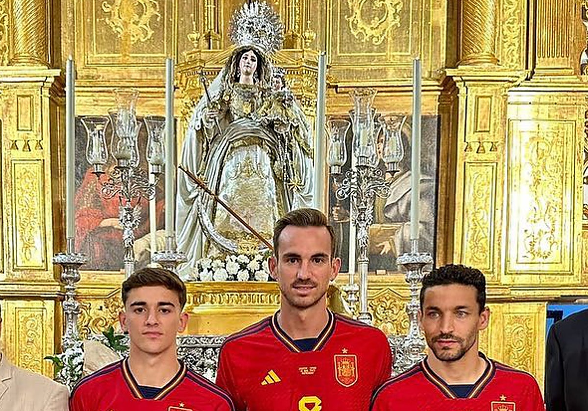 Navas, Gavi y Fabián visitan a la Virgen de las Nieves de los Palacios