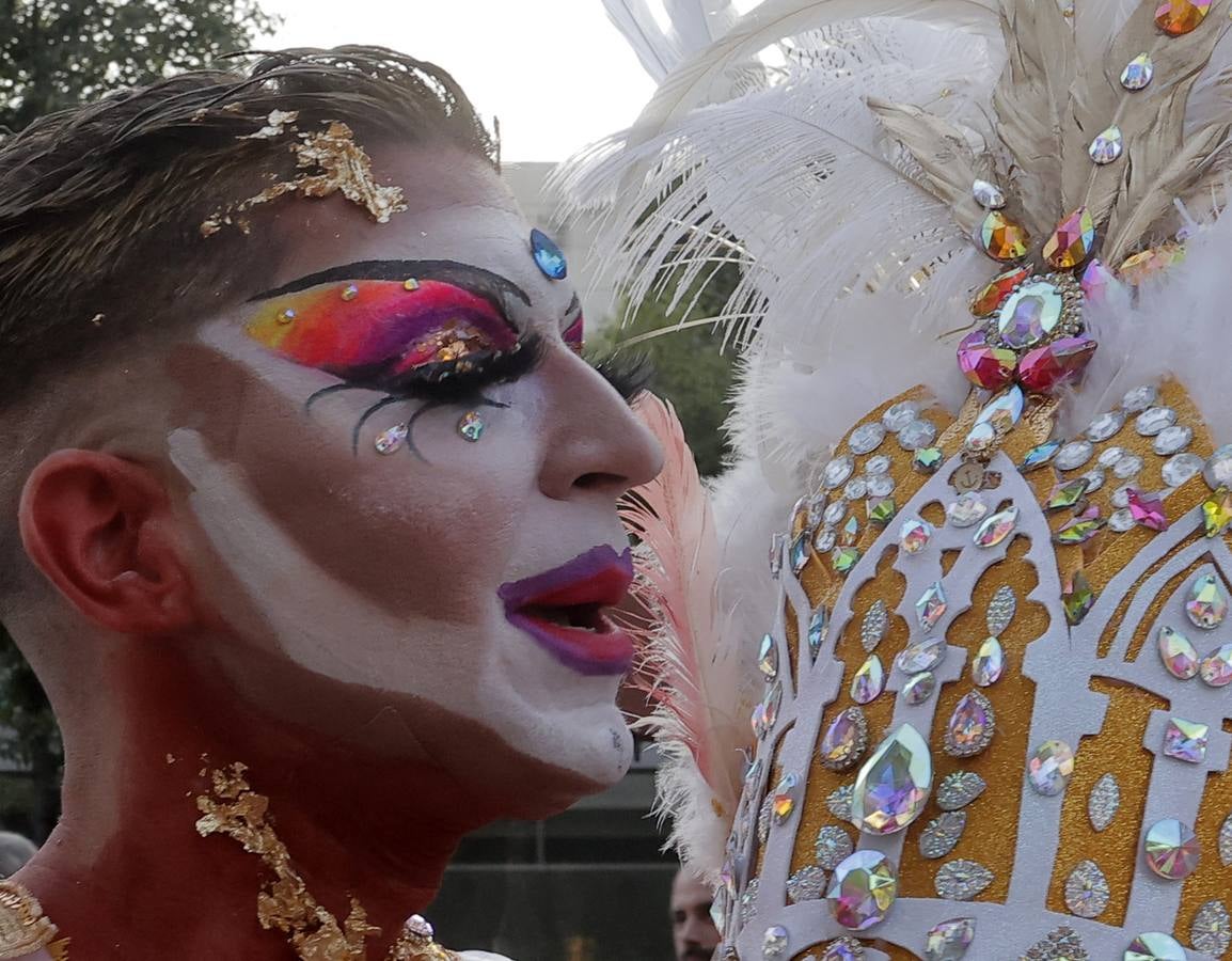 El ambiente festivo acompañó el pregón de Vanesa Martín en la Alameda de Hércules