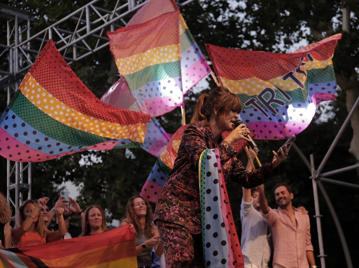 El ambiente festivo acompañó el pregón de Vanesa Martín en la Alameda de Hércules