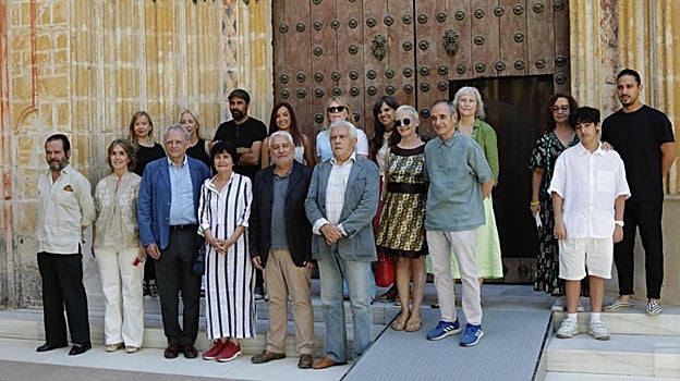 Artistas participantes en la exposición junto a familiares de Carmen Laffón y de Pepa Caballero, galeristas y comisarias de exposiciones en el CAAC