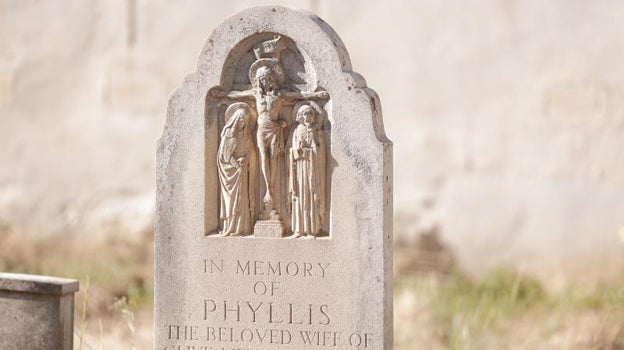 Detalle de una de las lápidas del cementerio