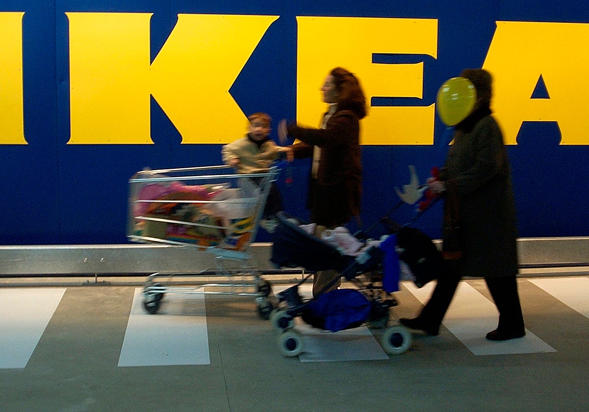 Fotografía de una familia comprando en IKEA