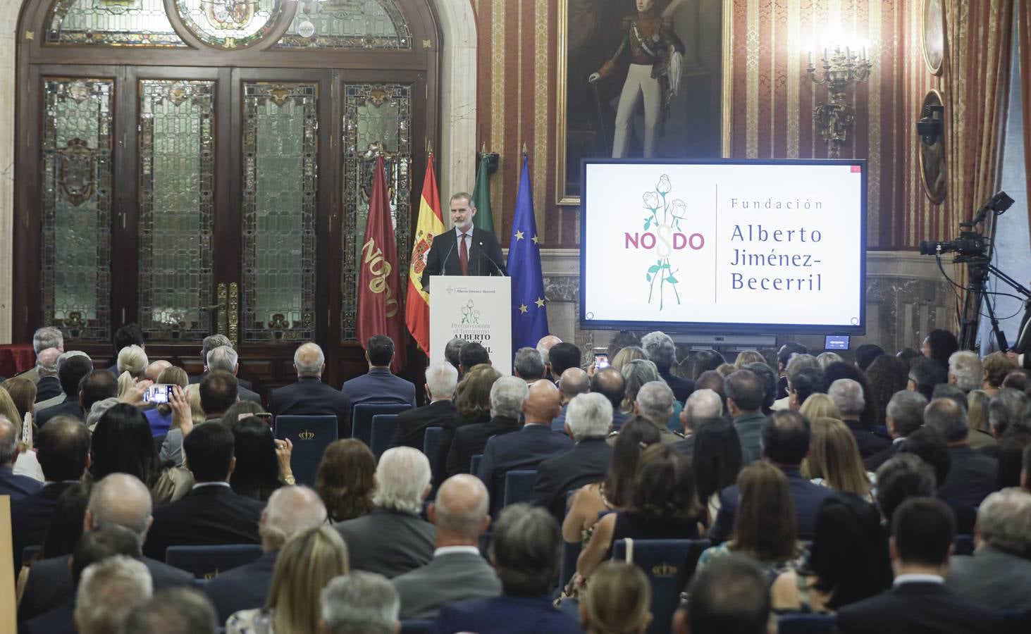 El Rey Felipe VI recibe en el Ayuntamiento de Sevilla el IX Premio contra el Terrorismo Alberto Jiménez-Becerril