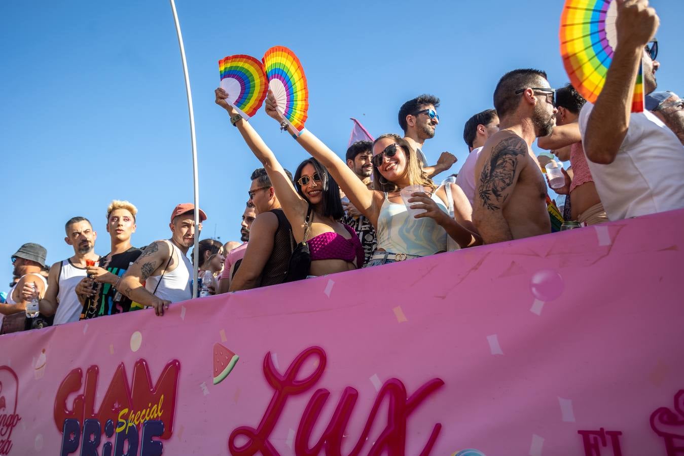 Estampas del multitudinario desfile del Orgullo en Sevilla