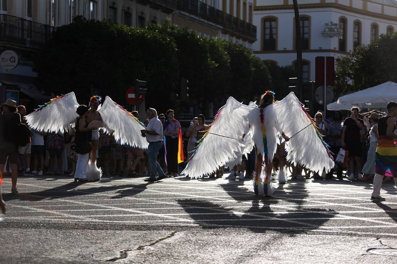 Estampas del multitudinario desfile del Orgullo en Sevilla