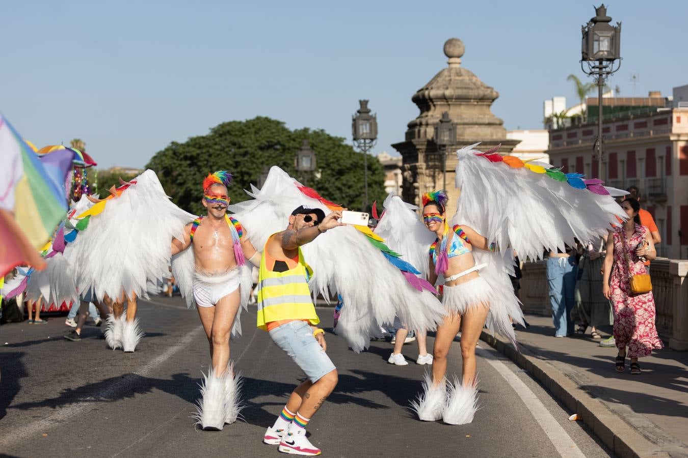 Estampas del multitudinario desfile del Orgullo en Sevilla