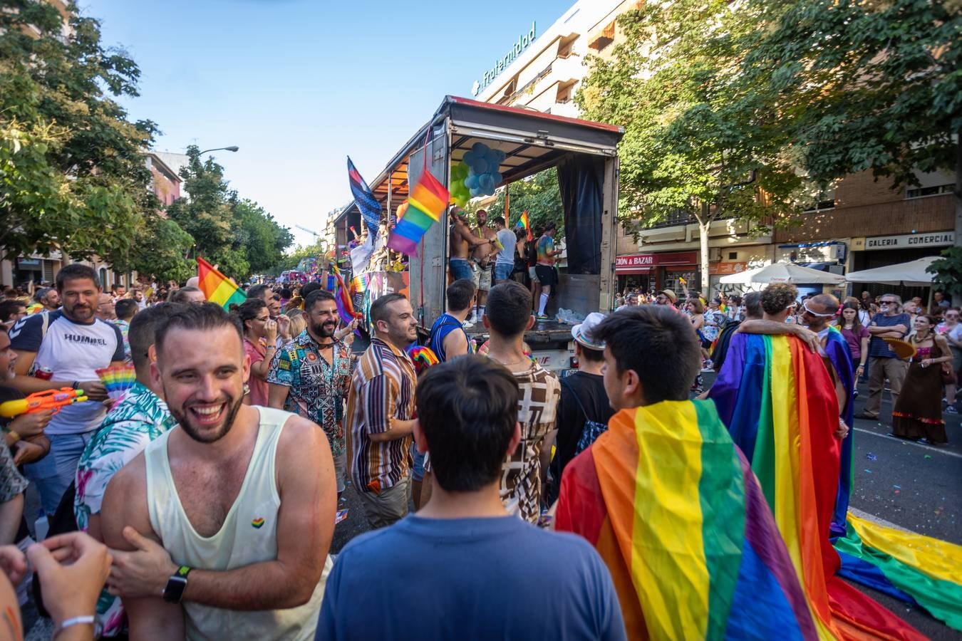 Estampas del multitudinario desfile del Orgullo en Sevilla