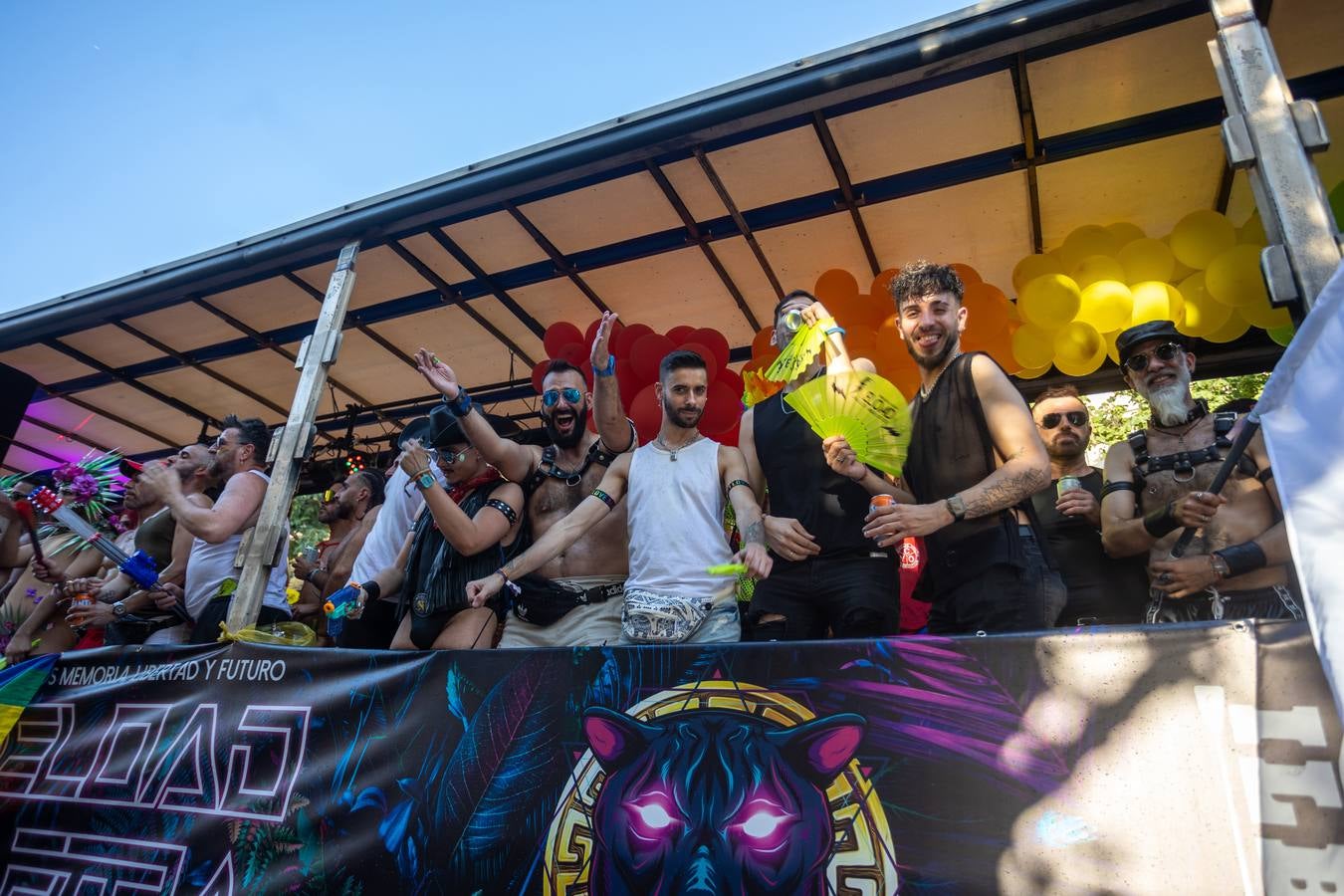 Estampas del multitudinario desfile del Orgullo en Sevilla