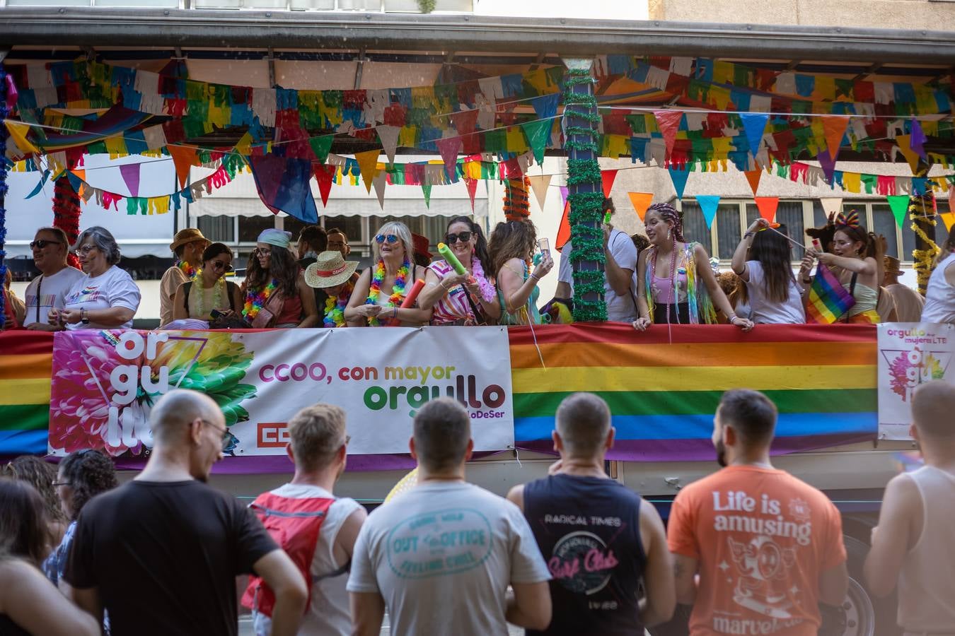 Estampas del multitudinario desfile del Orgullo en Sevilla
