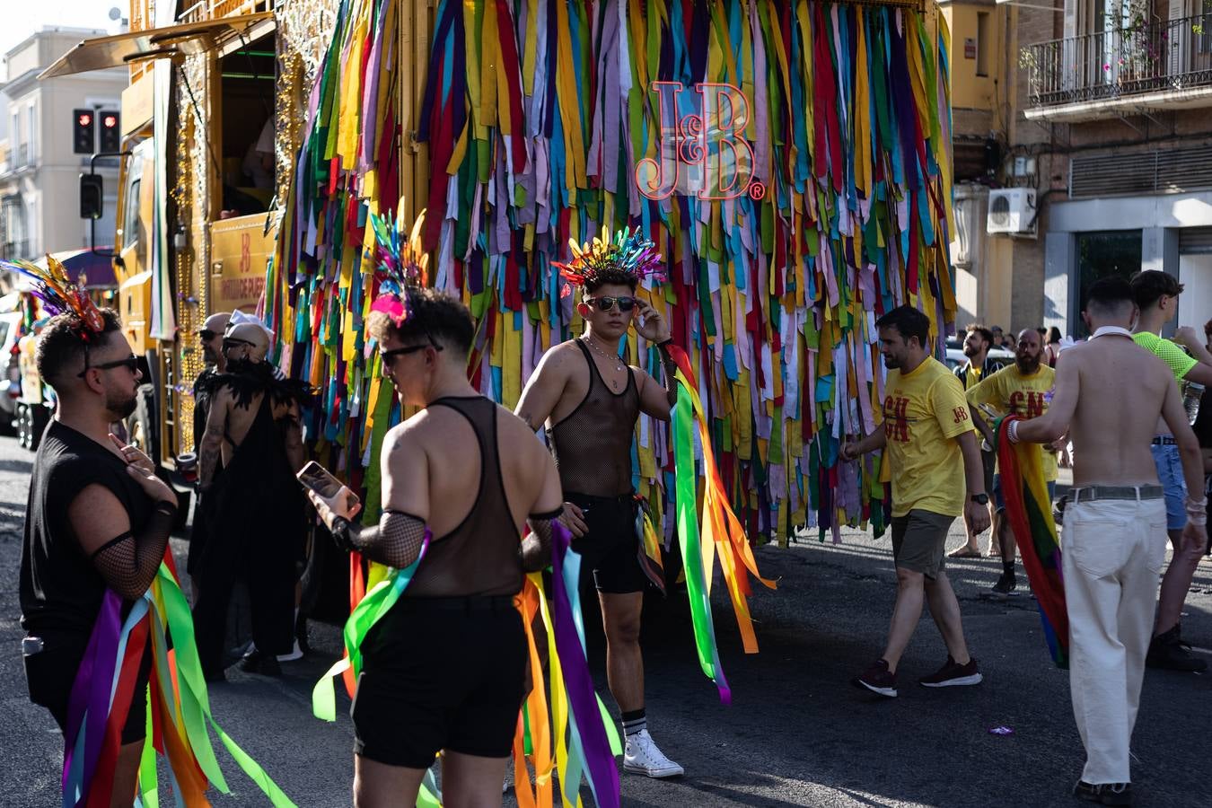 Estampas del multitudinario desfile del Orgullo en Sevilla