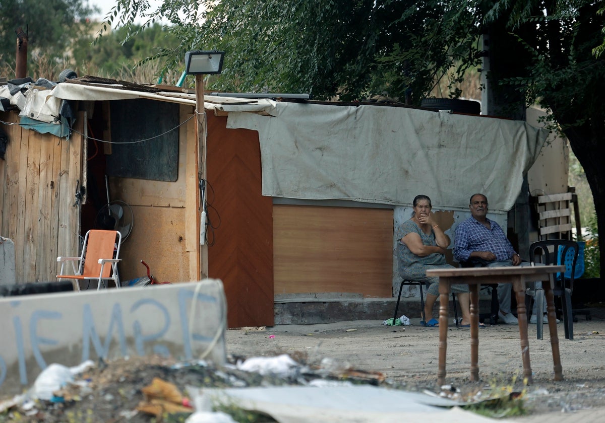 Dos de los vecinos de El Vacie en la puerta de su chabola