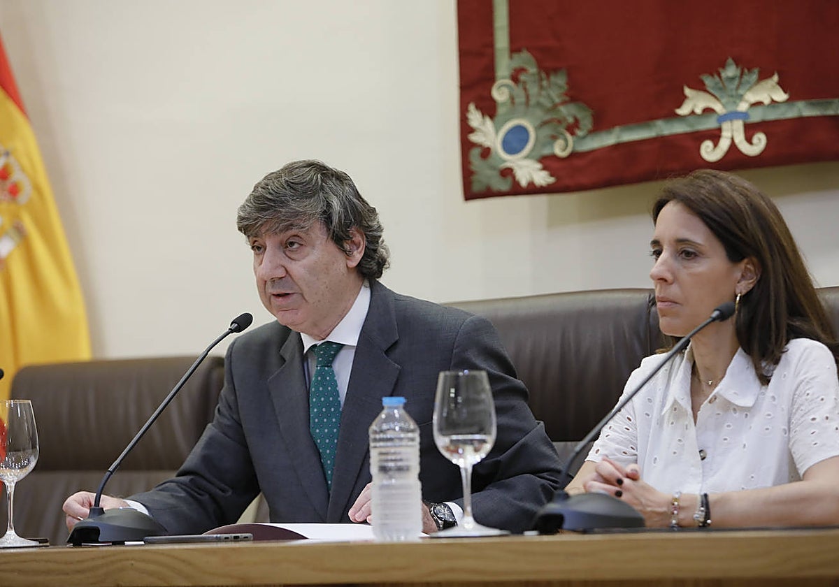 Óscar Fernández León y Teresa Rodríguez, decanos de los colegios de Abogados y Procuradores de Sevilla, respectivamente