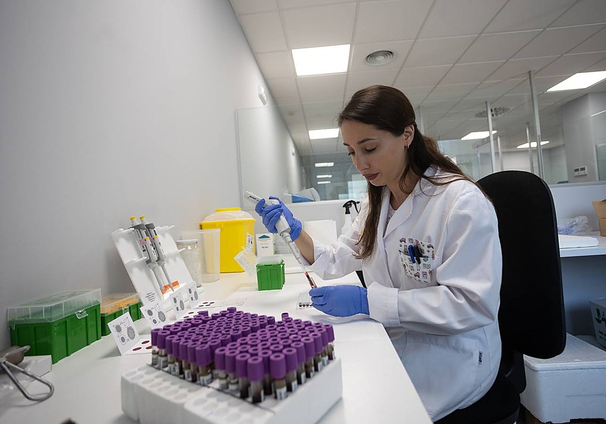 Una de las trabajadores del laboratorio para equinos de la ANCCE