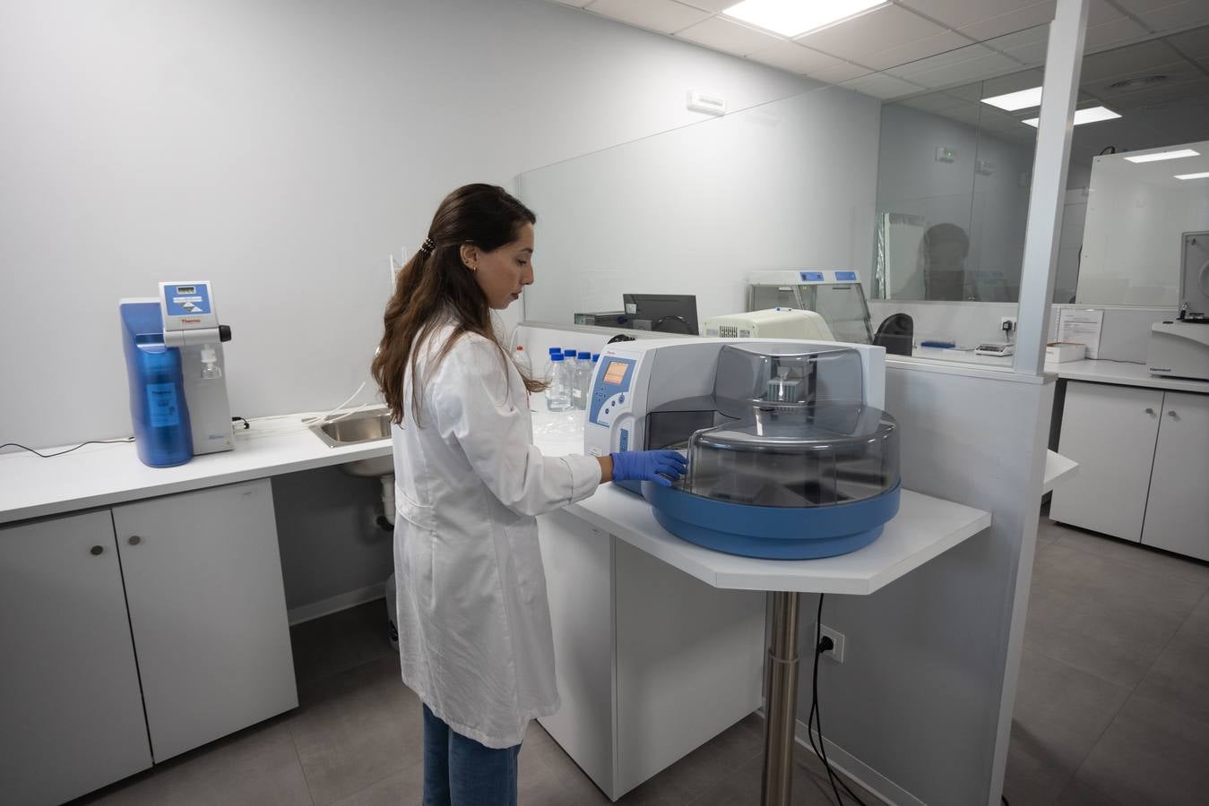 Dependencias y trabajadores del laboratorio para equinos de la ANCCE