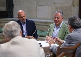 La Hiniesta presenta al alcalde de Sevilla el programa de los 50 años de la coronación