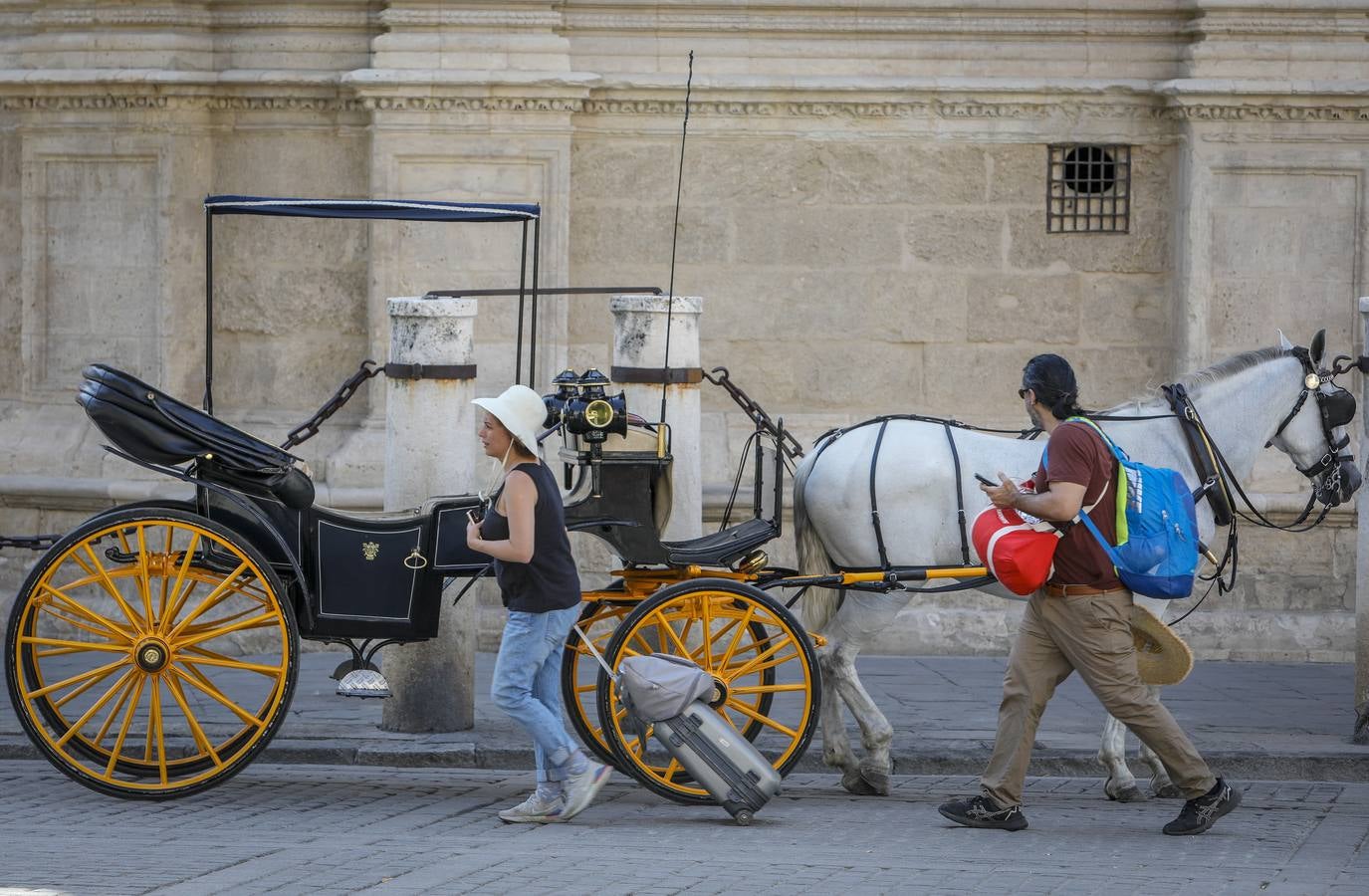 En el centro de Sevilla solo podían verse a algunos valientes turistas que desafiaban el calor