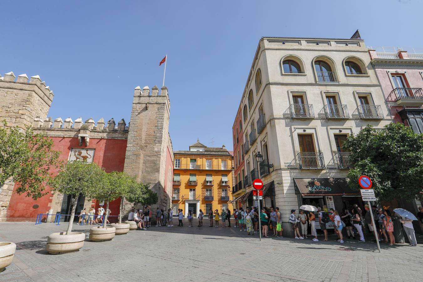 En el centro de Sevilla solo podían verse a algunos valientes turistas que desafiaban el calor